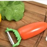 Épluche-Patate en Acier Inoxydable 13,5 x 7,2 cm – Motif Carotte Orange 🥕