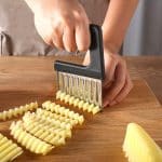 Coupe-Frite Patate Douce en Acier Inoxydable et Plastique – 7,5 cm x 9,5 cm x 12,5 cm 🔪