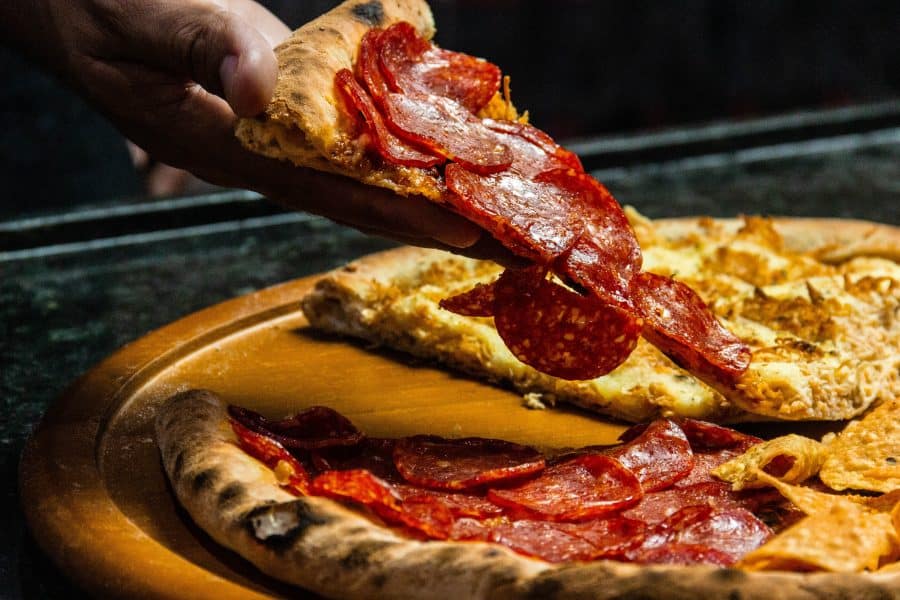 Quelle est la distinction entre la pizza au salami et la pizza au pepperoni ?